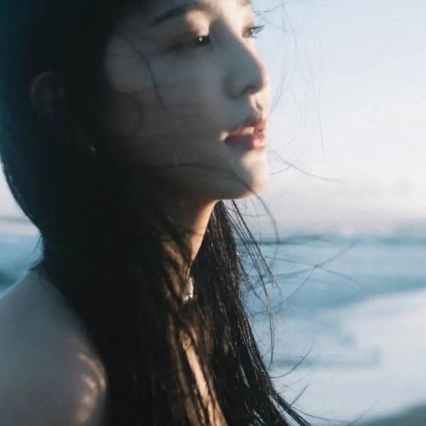 出墙红杏两家春